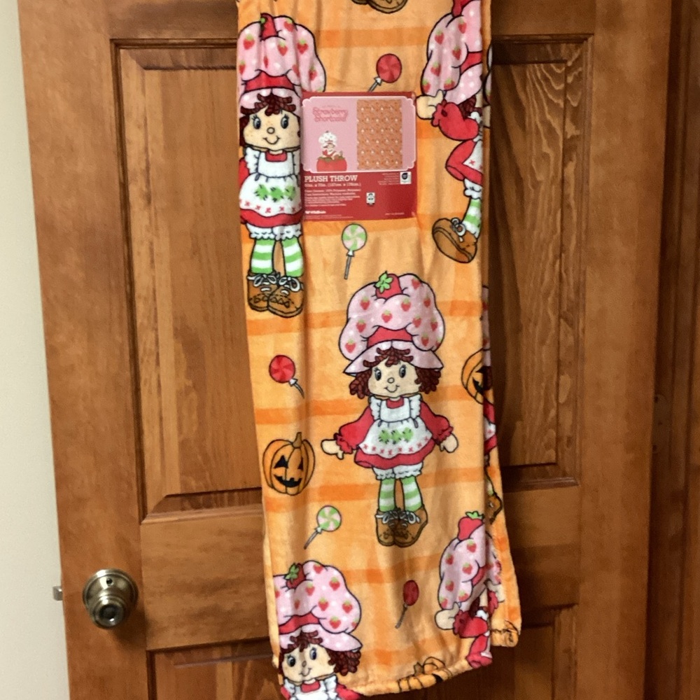 NWT 🍓Strawberry Shortcake Halloween Plush Blanket 🍓